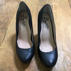 Seychelles black pumps